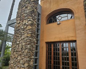 Casa grande y con doble altura