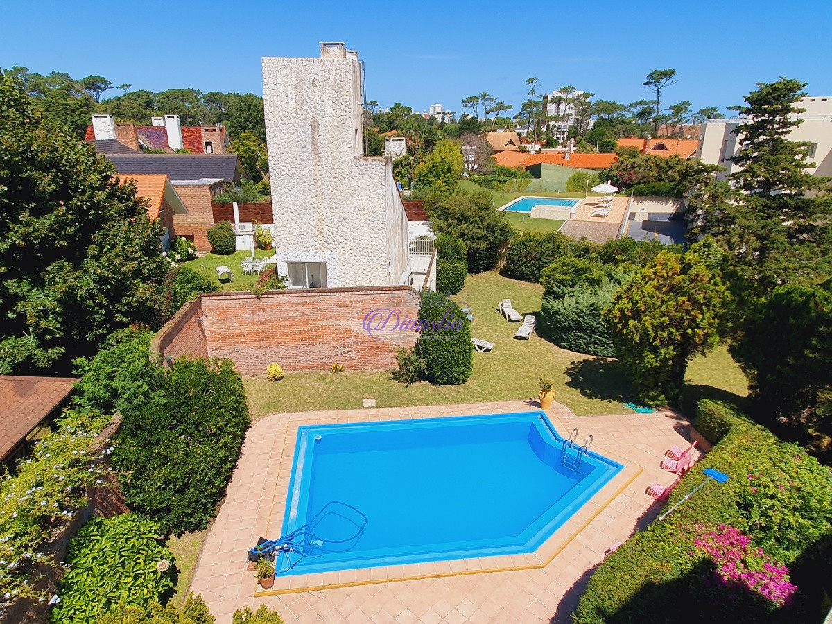Apartamento ID.97 - Venta Apartamento Penthouse 2 dormitorios en Playa Mansa, Punta del Este.