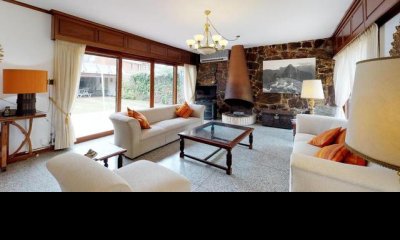 Casa en la Mansa sobre avenida principal