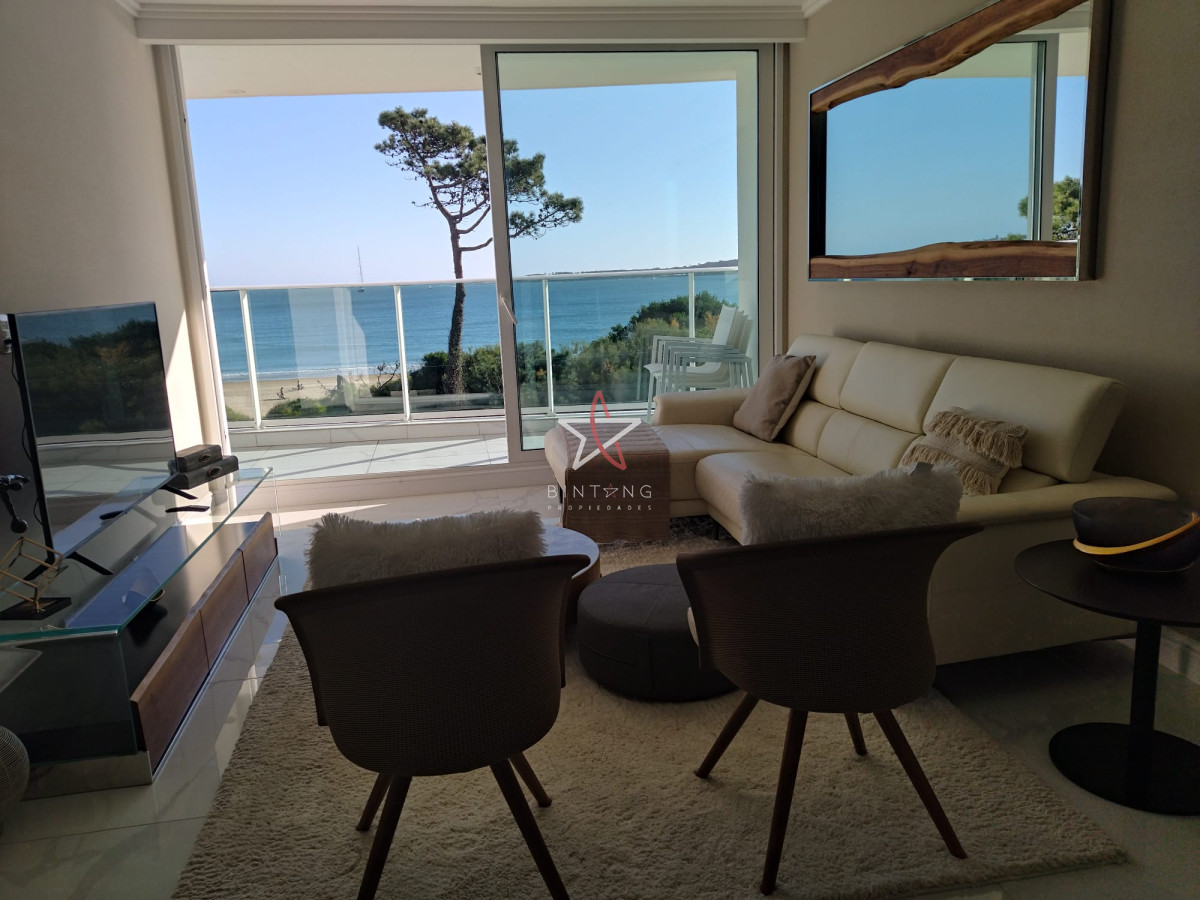 VENTA DE HERMOSO APARTAMENTO, 3 DORMITORIOS EN SUITE,  FRENTE A PLAYA MANSA. - BTG1481A