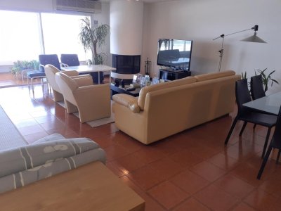Apartamento de gran dimensiones en torre de categoría 