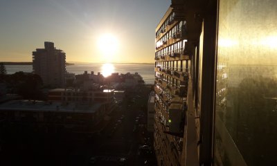 Apartamento en venta, edificio a metros de playa brava