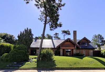 Hermosa casa en venta de 5 dormitorios en Mansa, Punta del Este.