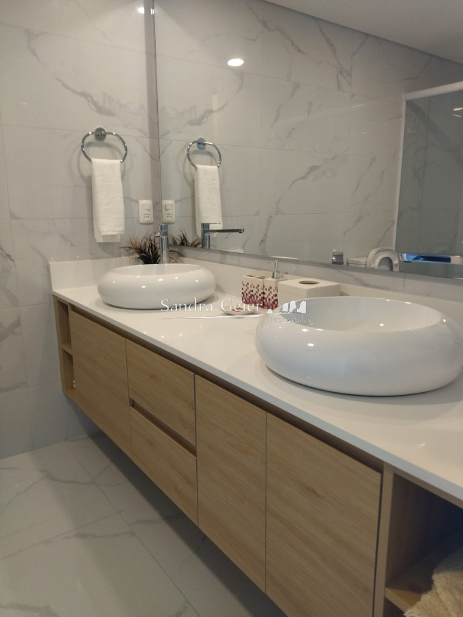 Apartamento ID.1751 - VENTA DE HERMOSO APARTAMENTO, 3 DORMITORIOS EN SUITE,  FRENTE A PLAYA MANSA.