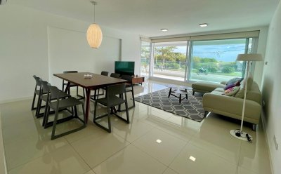 Departamento de 3 dormitorios frente al mar en venta.
