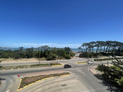 Departamento de 2 dormitorios en venta frente a Playa Mansa. 