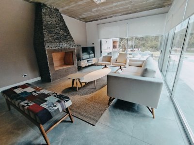 Espectacular casa en barrio Solanas, venta