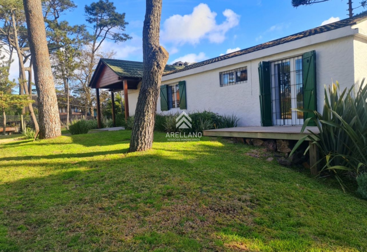 Casa ID.2733 - Venta casa 3 dormitorios y dependencia Pinares 