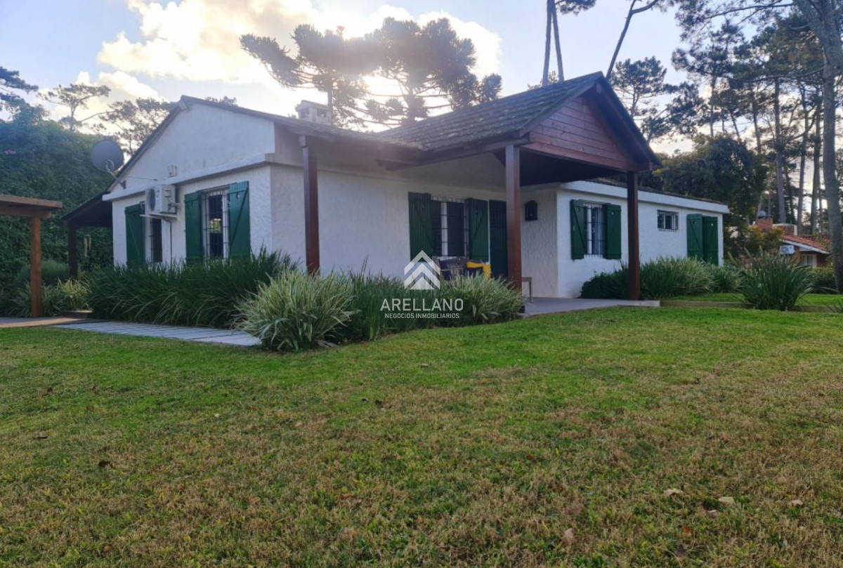 Casa ID.2733 - Venta casa 3 dormitorios y dependencia Pinares 