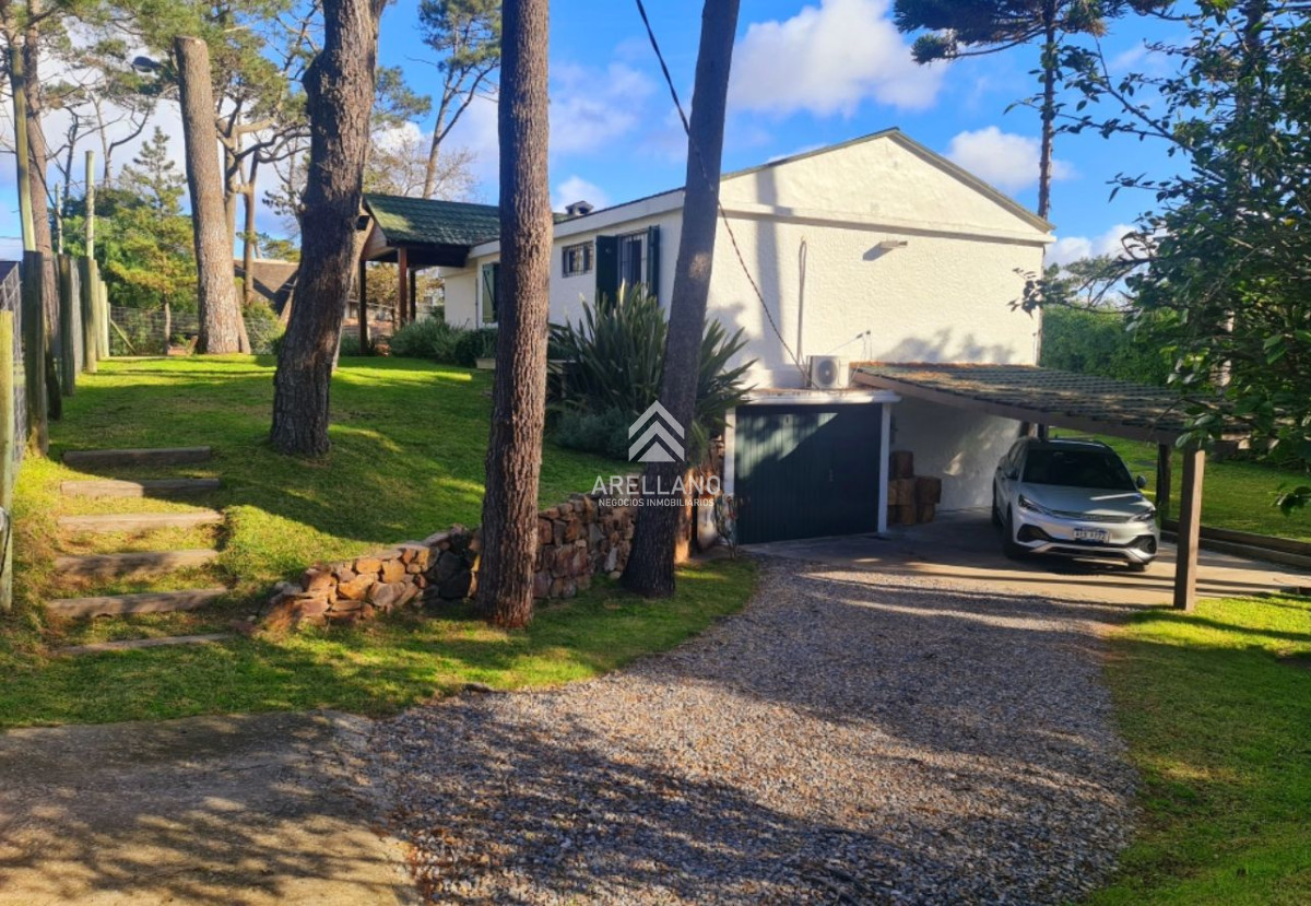 Casa ID.2733 - Venta casa 3 dormitorios y dependencia Pinares 
