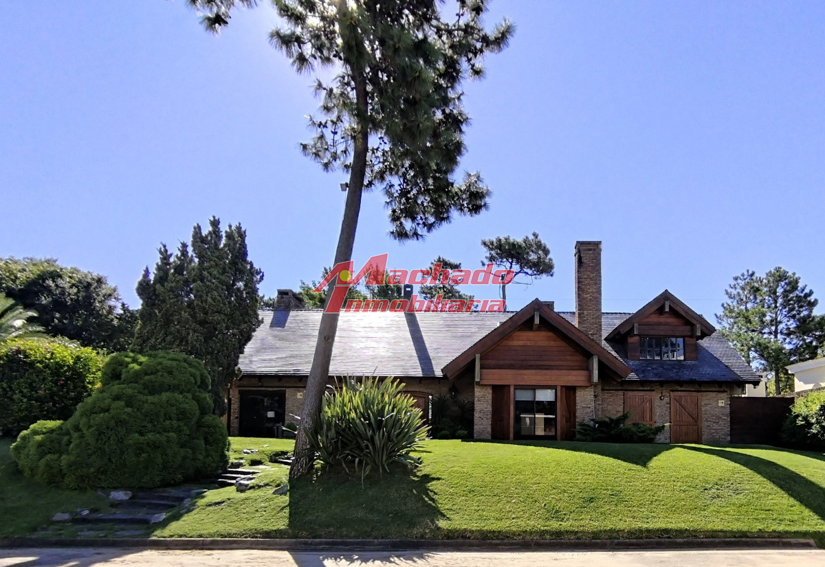 venta de hermosa casa 5 dormitorios en suite, a metros del mar. - mch8052c