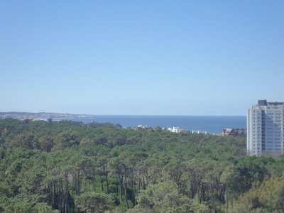 APARTAMENTO EN TORRE CON TODOS LOS SERVICIOS. A METROS DE PLAYA BRAVA.