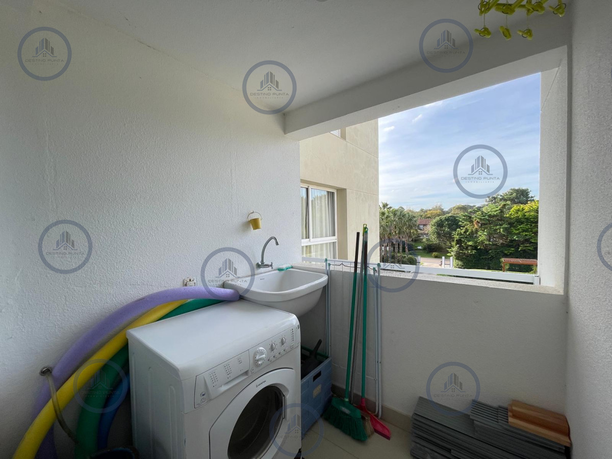 Apartamento ID.2878 - Apartamento de 2 Dormitorios en Primera Línea de Playa Mansa, en Punta del Este 