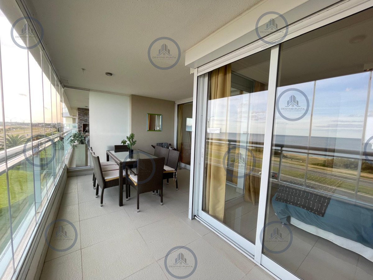 Apartamento ID.2878 - Apartamento de 2 Dormitorios en Primera Línea de Playa Mansa, en Punta del Este 