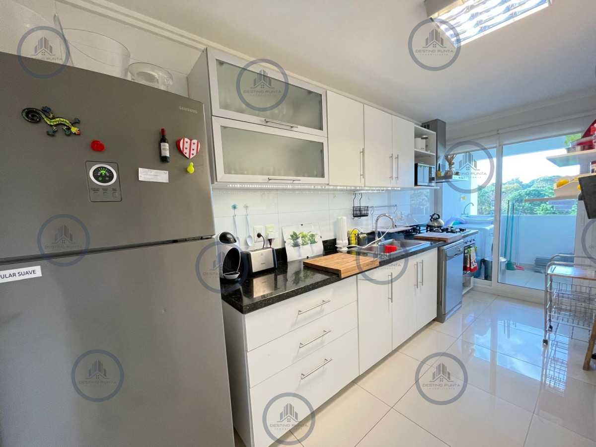 Apartamento ID.2878 - Apartamento de 2 Dormitorios en Primera Línea de Playa Mansa, en Punta del Este 