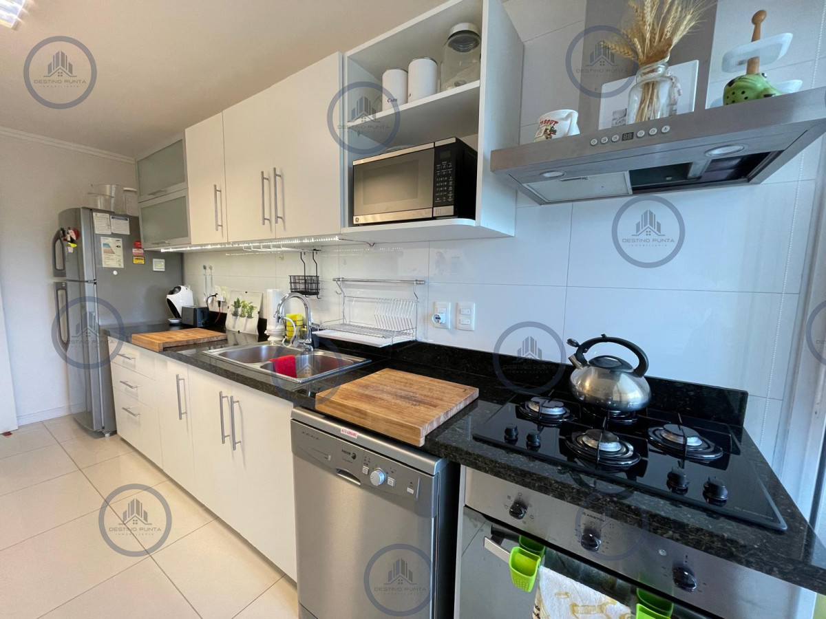 Apartamento ID.2878 - Apartamento de 2 Dormitorios en Primera Línea de Playa Mansa, en Punta del Este 