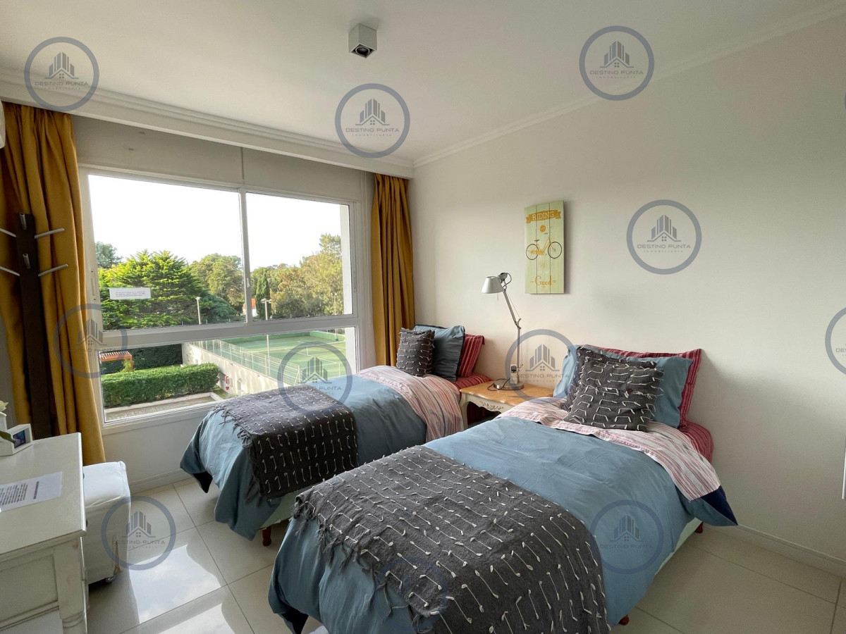 Apartamento ID.2878 - Apartamento de 2 Dormitorios en Primera Línea de Playa Mansa, en Punta del Este 