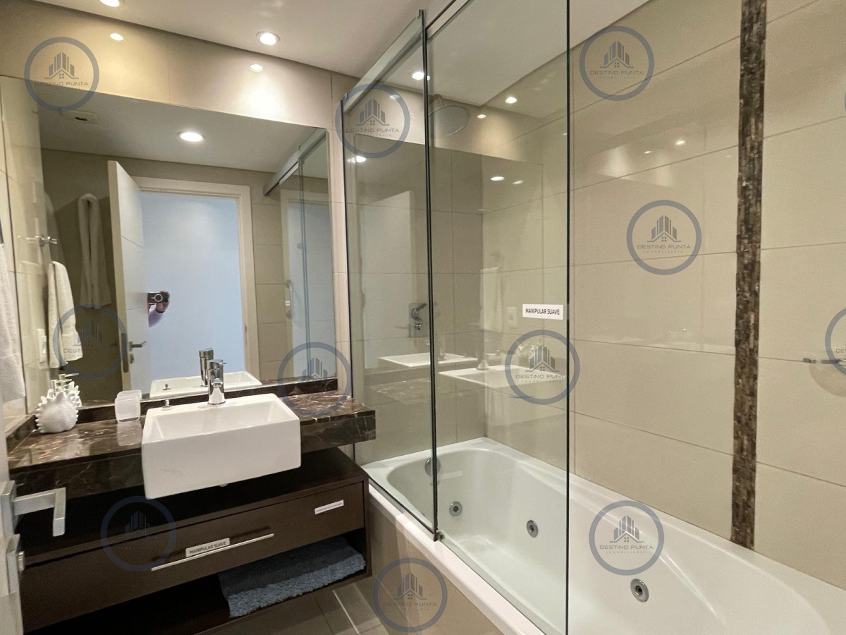 Apartamento ID.2878 - Apartamento de 2 Dormitorios en Primera Línea de Playa Mansa, en Punta del Este 