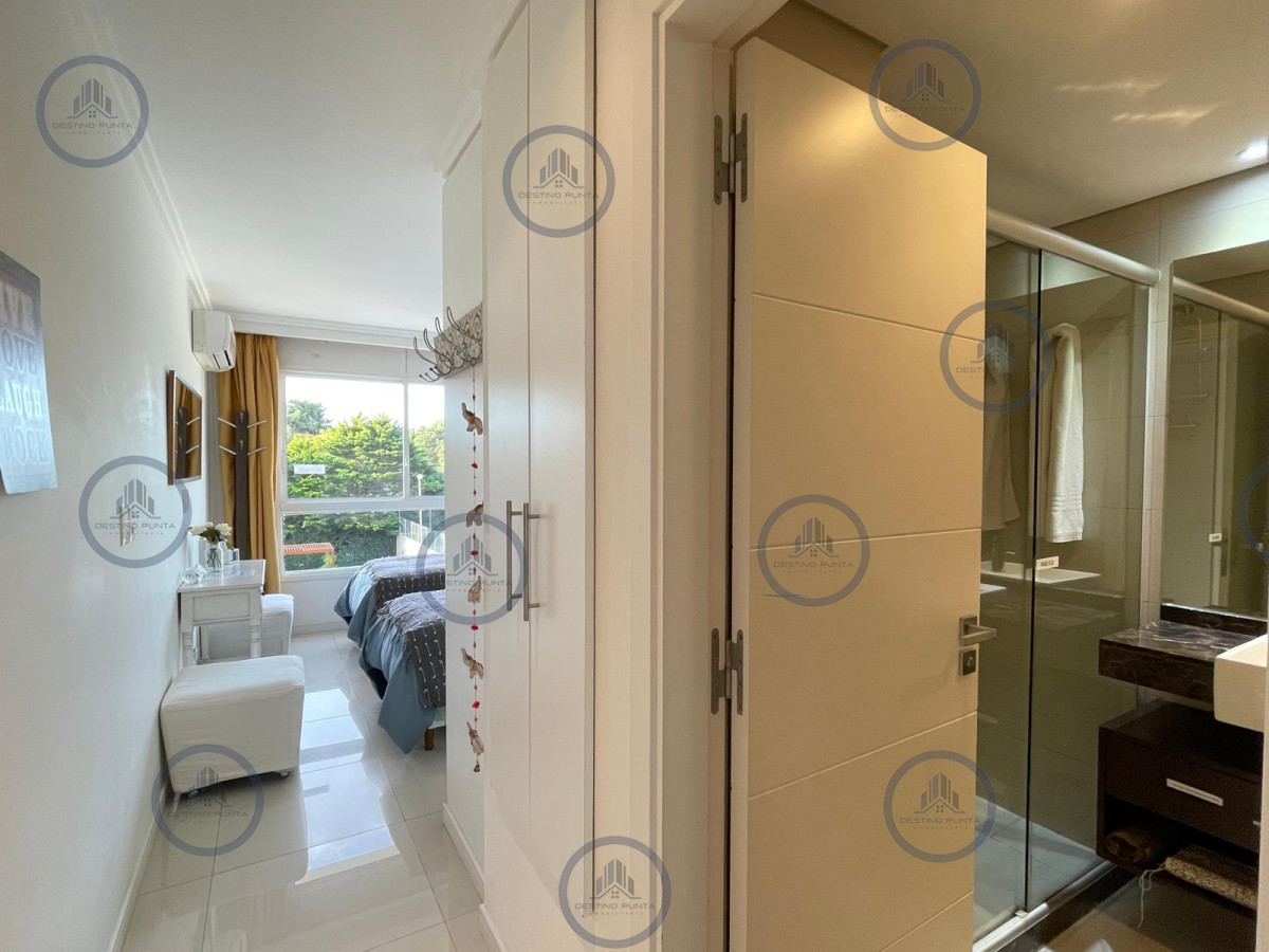 Apartamento ID.2878 - Apartamento de 2 Dormitorios en Primera Línea de Playa Mansa, en Punta del Este 