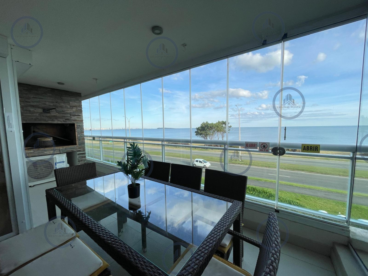 Apartamento ID.2878 - Apartamento de 2 Dormitorios en Primera Línea de Playa Mansa, en Punta del Este 