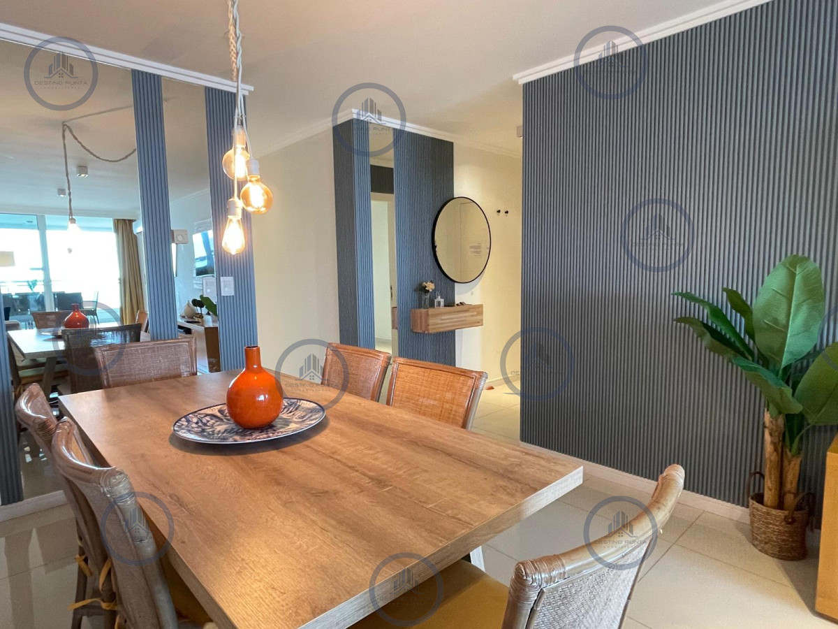 Apartamento ID.2878 - Apartamento de 2 Dormitorios en Primera Línea de Playa Mansa, en Punta del Este 