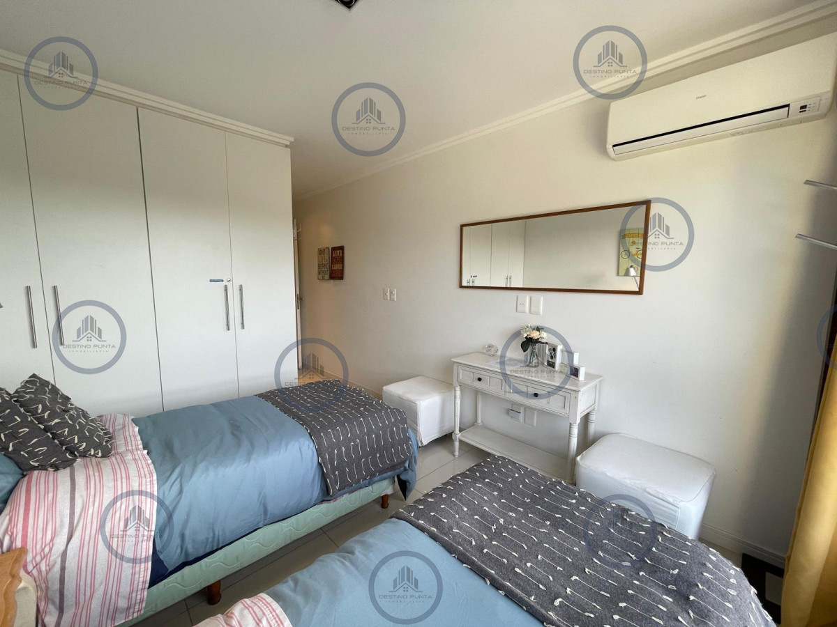 Apartamento ID.2878 - Apartamento de 2 Dormitorios en Primera Línea de Playa Mansa, en Punta del Este 