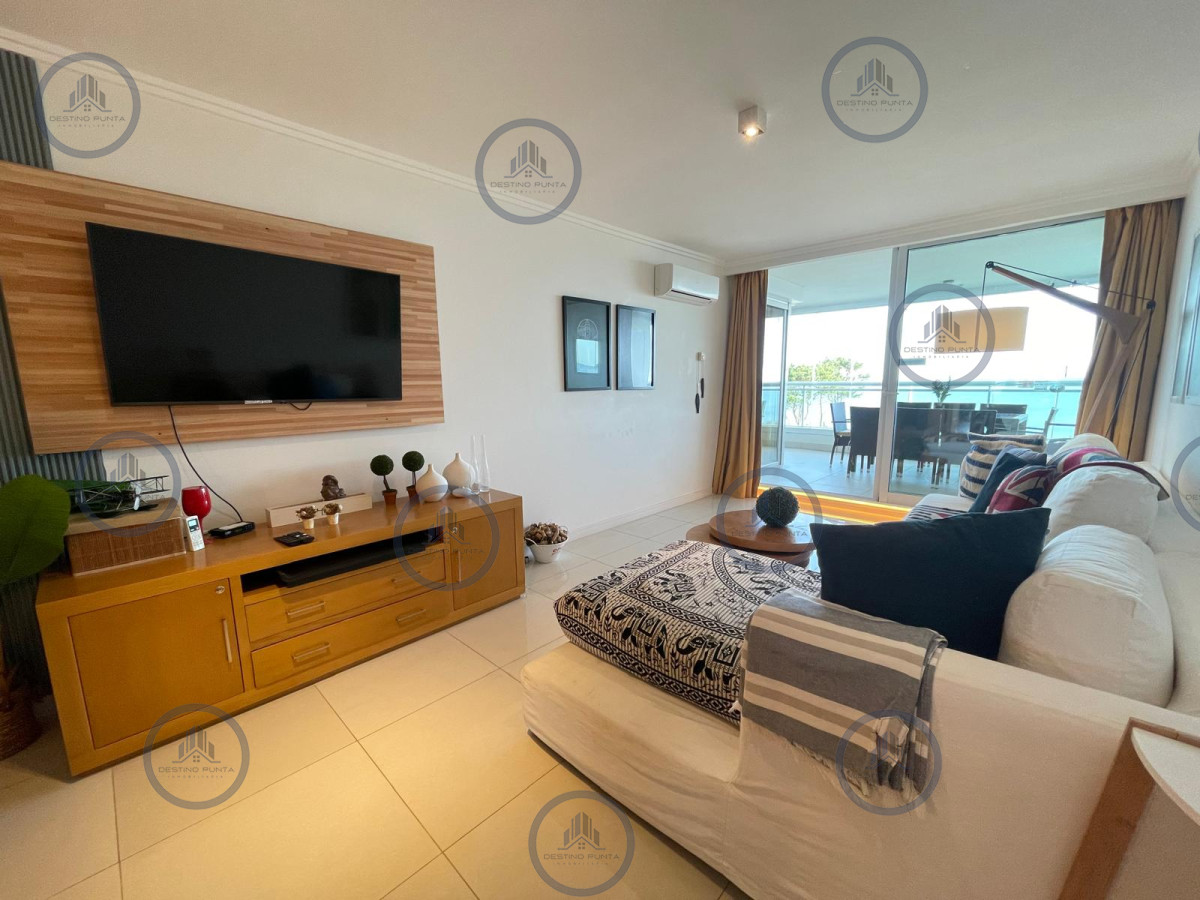 Apartamento ID.2878 - Apartamento de 2 Dormitorios en Primera Línea de Playa Mansa, en Punta del Este 