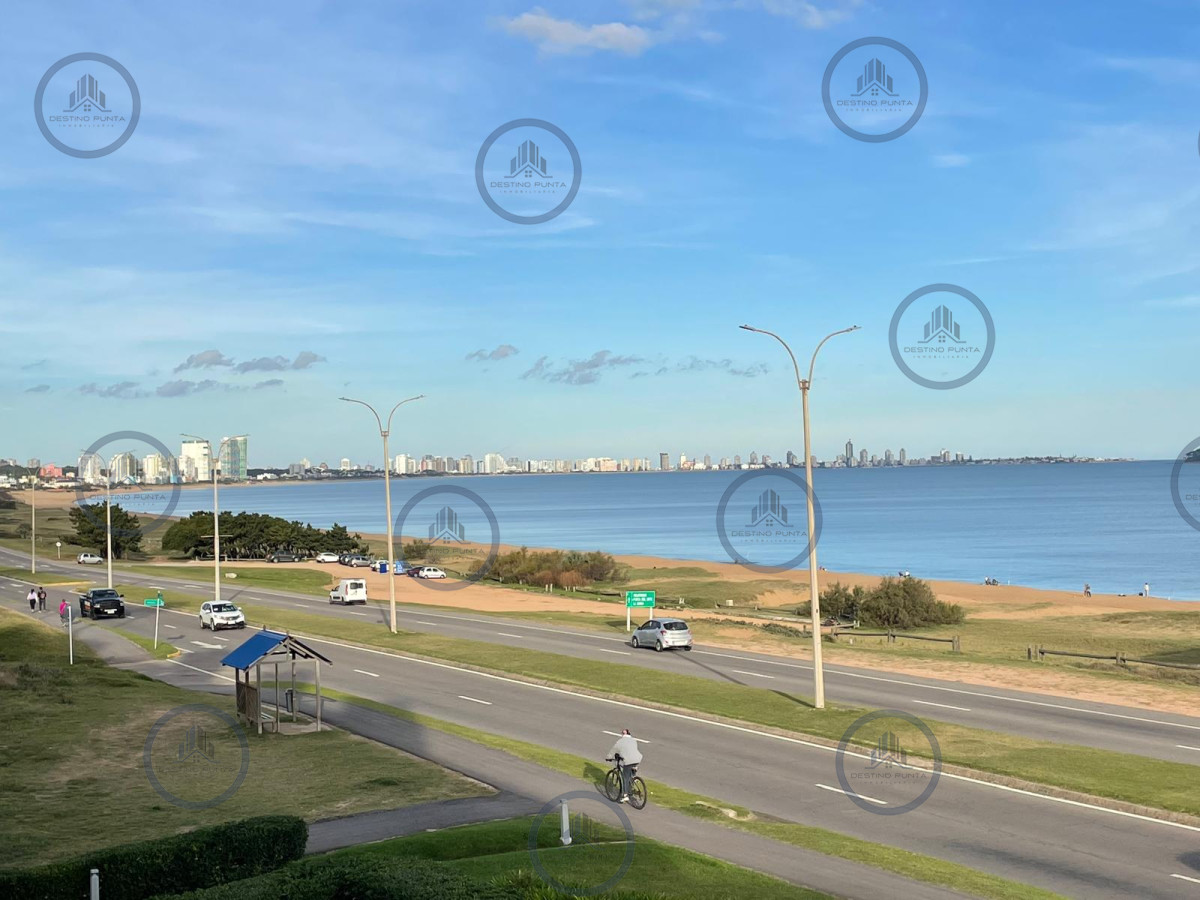 Apartamento ID.2878 - Apartamento de 2 Dormitorios en Primera Línea de Playa Mansa, en Punta del Este 