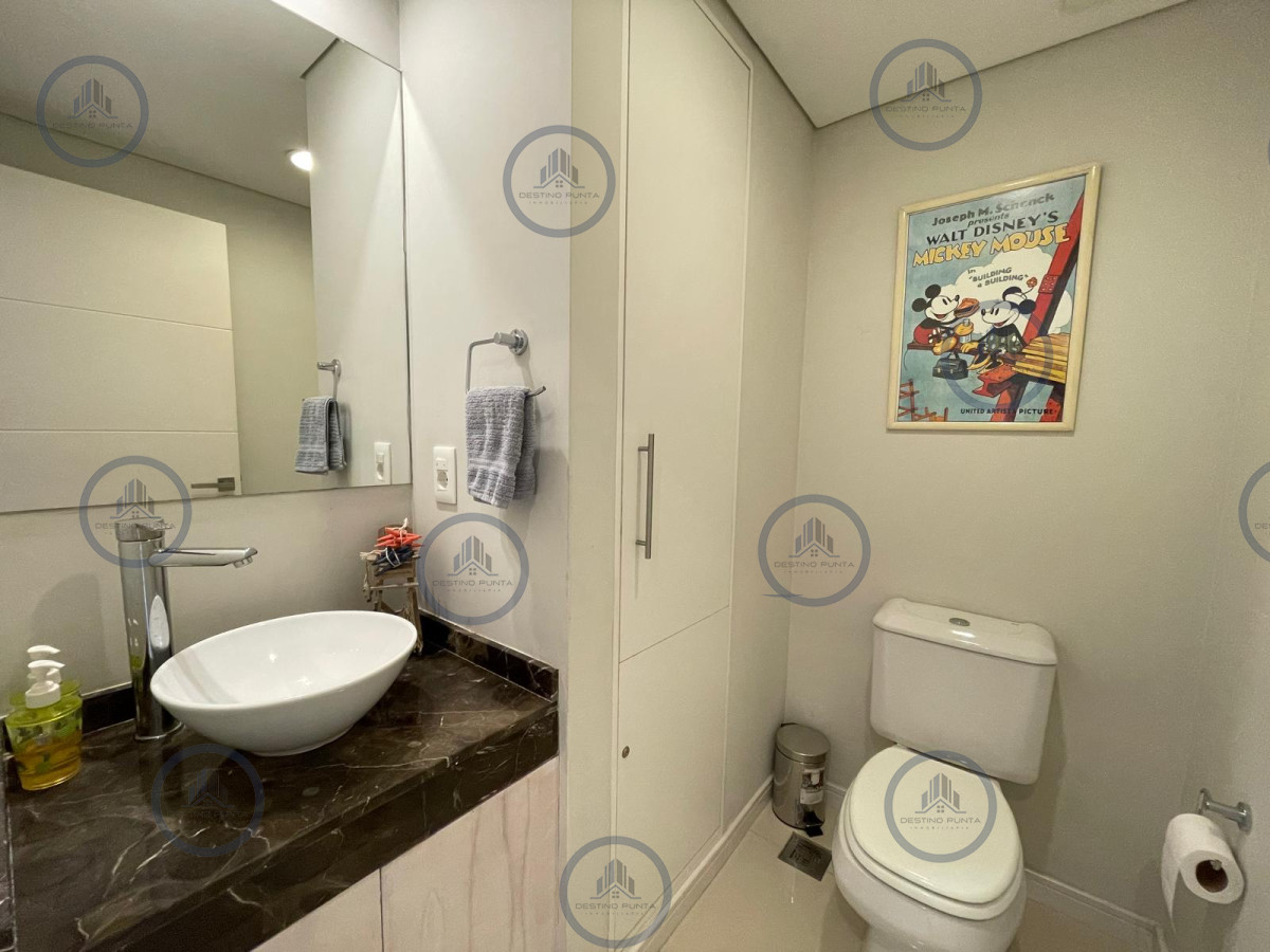 Apartamento ID.2878 - Apartamento de 2 Dormitorios en Primera Línea de Playa Mansa, en Punta del Este 