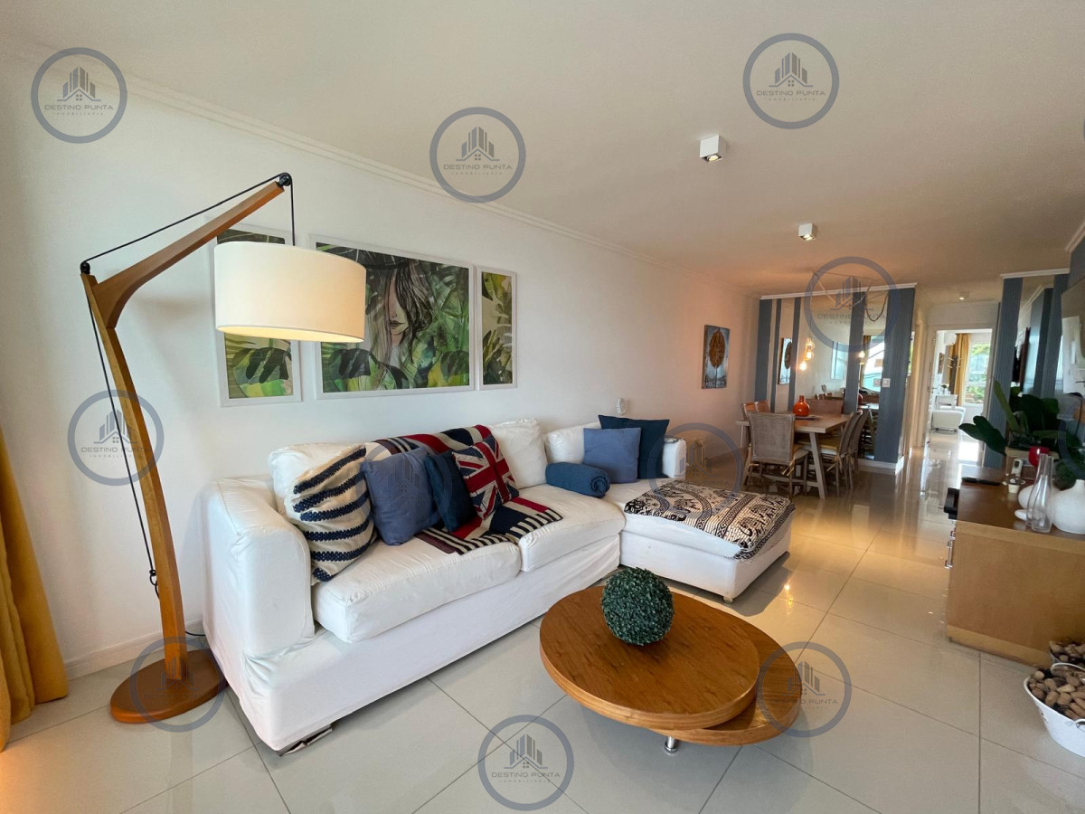 Apartamento ID.2878 - Apartamento de 2 Dormitorios en Primera Línea de Playa Mansa, en Punta del Este 