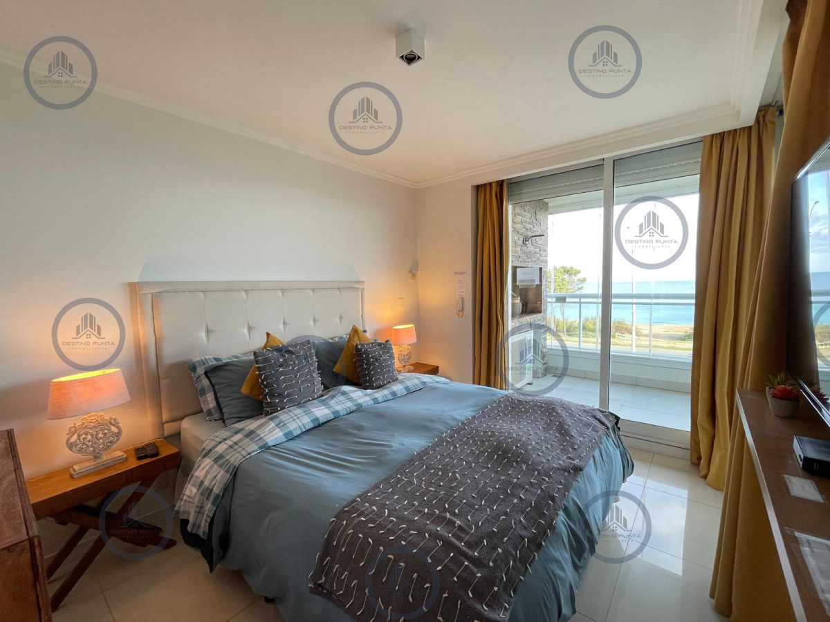 Apartamento ID.2878 - Apartamento de 2 Dormitorios en Primera Línea de Playa Mansa, en Punta del Este 