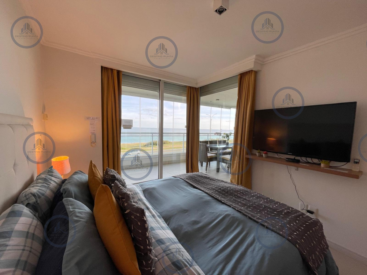 Apartamento ID.2878 - Apartamento de 2 Dormitorios en Primera Línea de Playa Mansa, en Punta del Este 