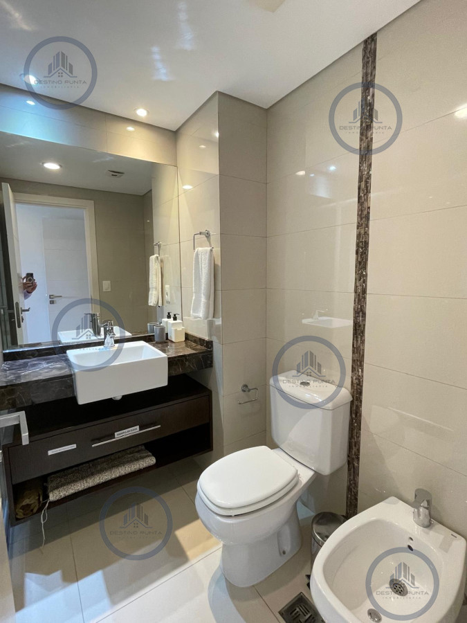 Apartamento ID.2878 - Apartamento de 2 Dormitorios en Primera Línea de Playa Mansa, en Punta del Este 