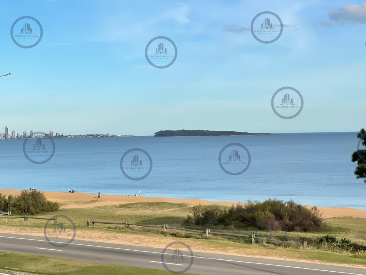 Apartamento ID.2878 - Apartamento de 2 Dormitorios en Primera Línea de Playa Mansa, en Punta del Este 