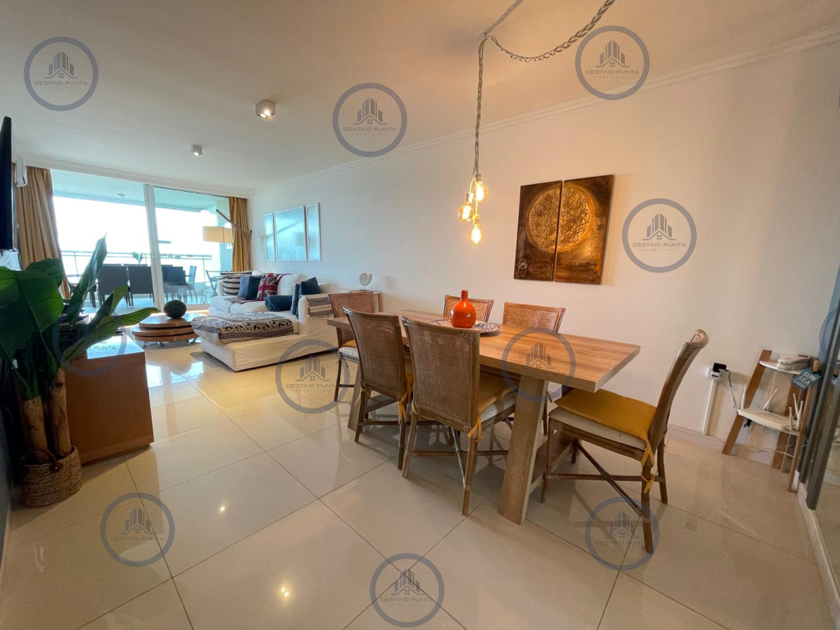 Apartamento ID.2878 - Apartamento de 2 Dormitorios en Primera Línea de Playa Mansa, en Punta del Este 