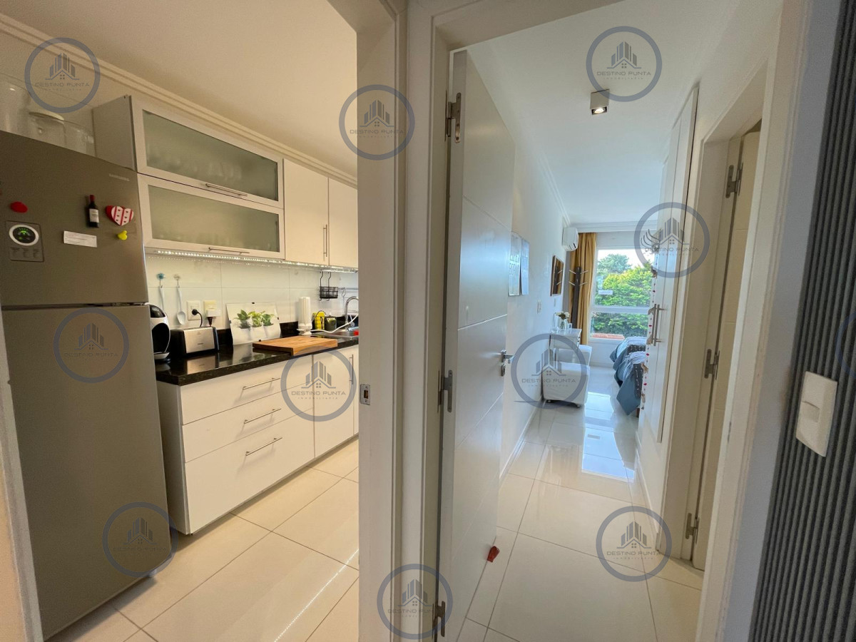 Apartamento ID.2878 - Apartamento de 2 Dormitorios en Primera Línea de Playa Mansa, en Punta del Este 