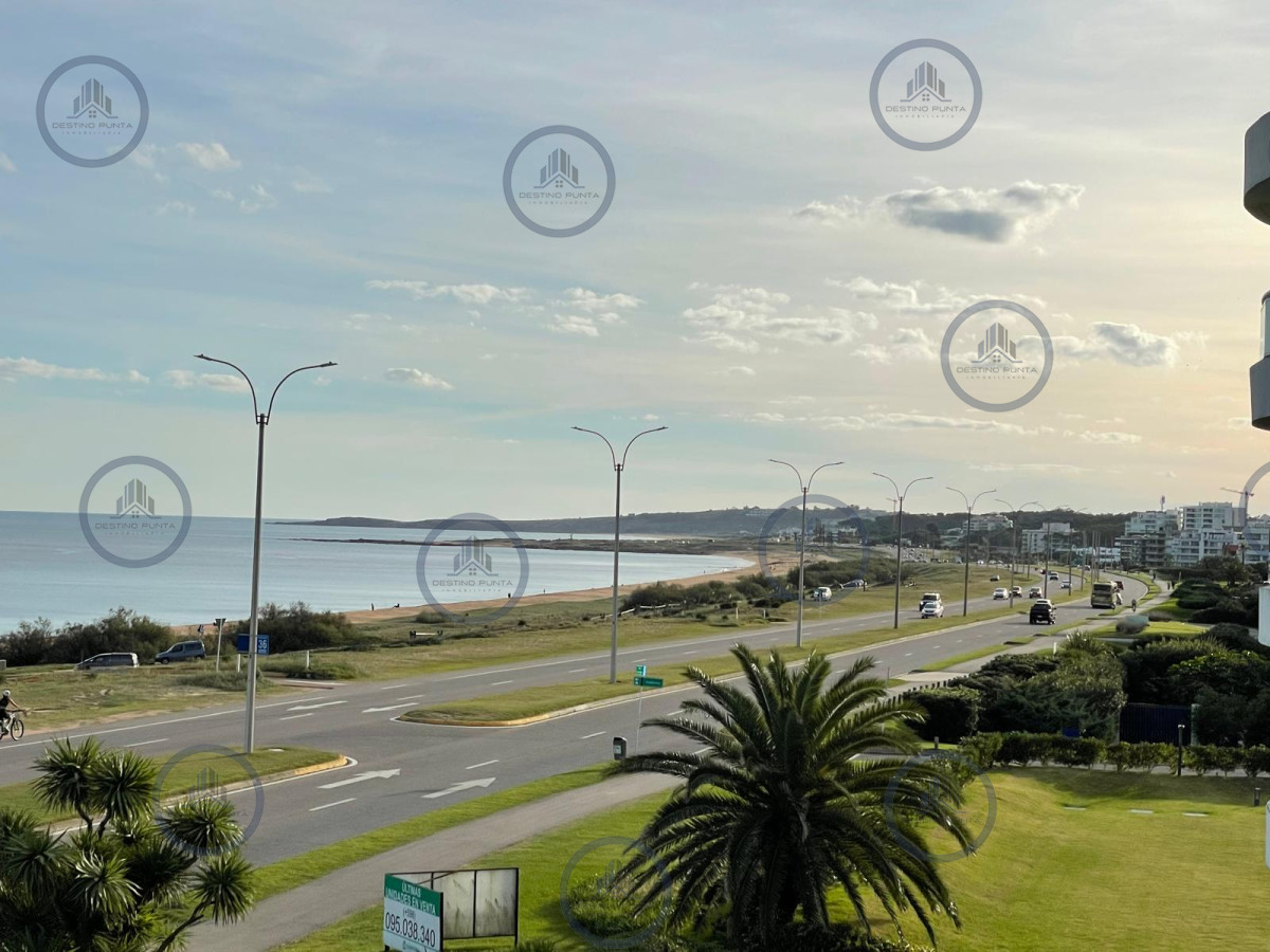 Apartamento ID.2878 - Apartamento de 2 Dormitorios en Primera Línea de Playa Mansa, en Punta del Este 