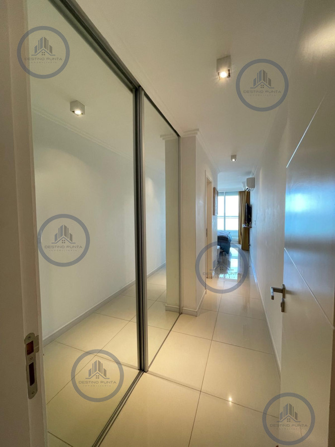 Apartamento ID.2878 - Apartamento de 2 Dormitorios en Primera Línea de Playa Mansa, en Punta del Este 