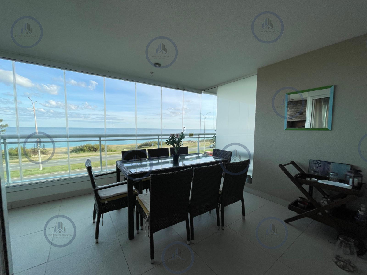 Apartamento ID.2878 - Apartamento de 2 Dormitorios en Primera Línea de Playa Mansa, en Punta del Este 