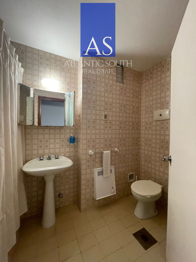 Apartamento ID.3208 - Apartamento 3 dormitorios de grandes dimensiones semi-reciclado en Punta del Este 