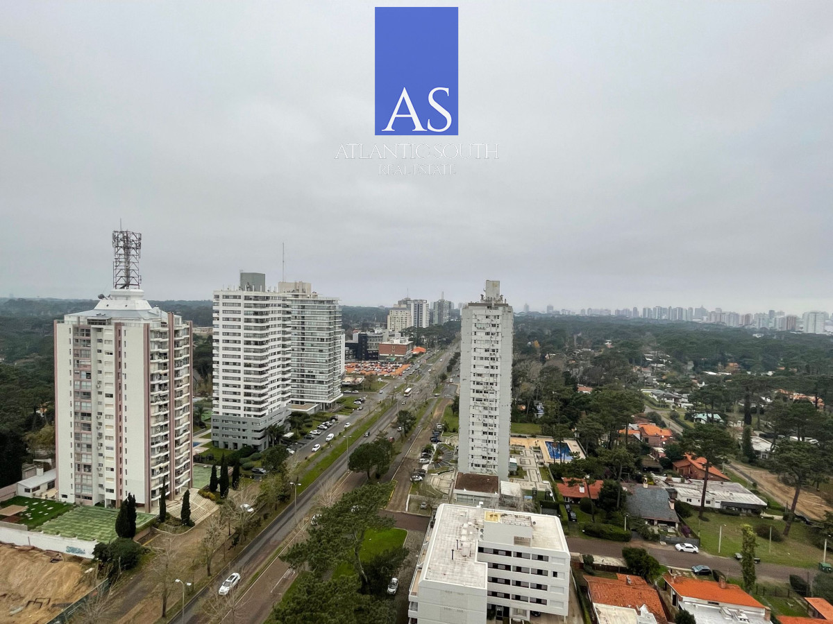 Apartamento ID.3208 - Apartamento 3 dormitorios de grandes dimensiones semi-reciclado en Punta del Este 