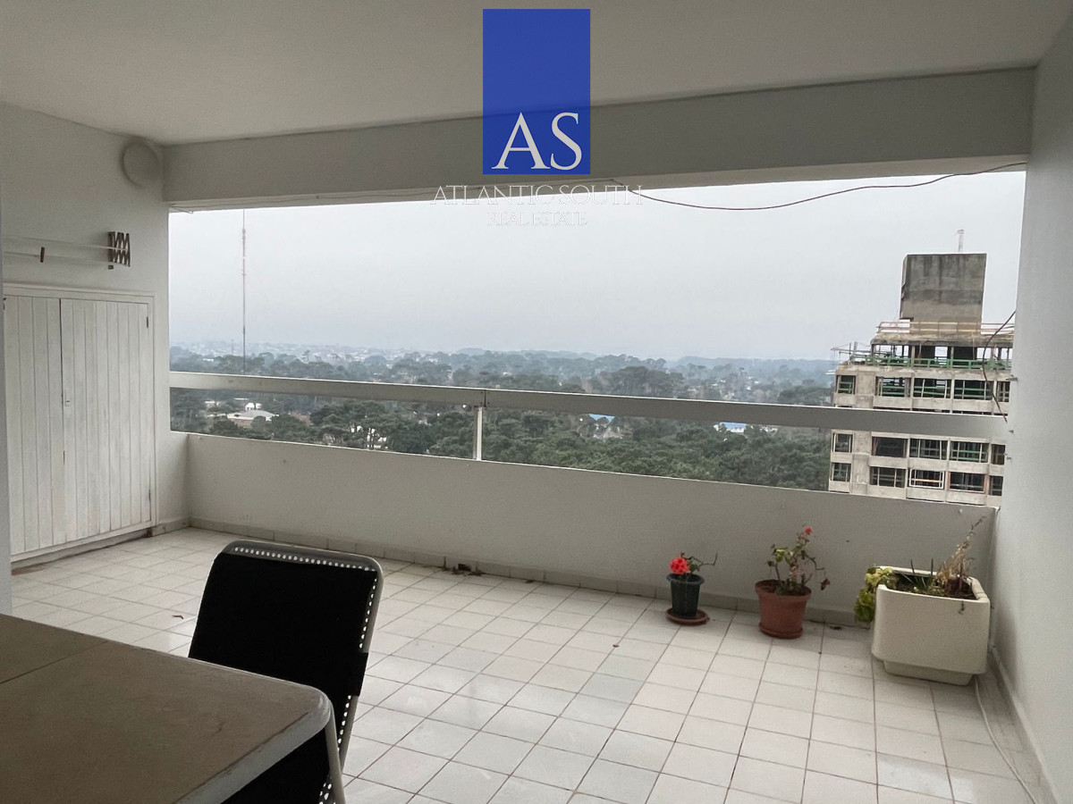 Apartamento ID.3208 - Apartamento 3 dormitorios de grandes dimensiones semi-reciclado en Punta del Este 