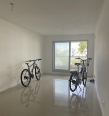 Apartamento moderno 2 dormitorios con parrillero y garage. Buenos servicios y bajos gastos.