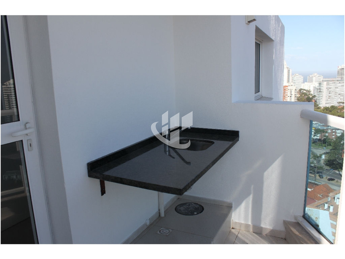 Apartamento ID.406 - Venta apartamento, 3 dormitorios y dependencia, piso alto, Mansa, Punta del Este