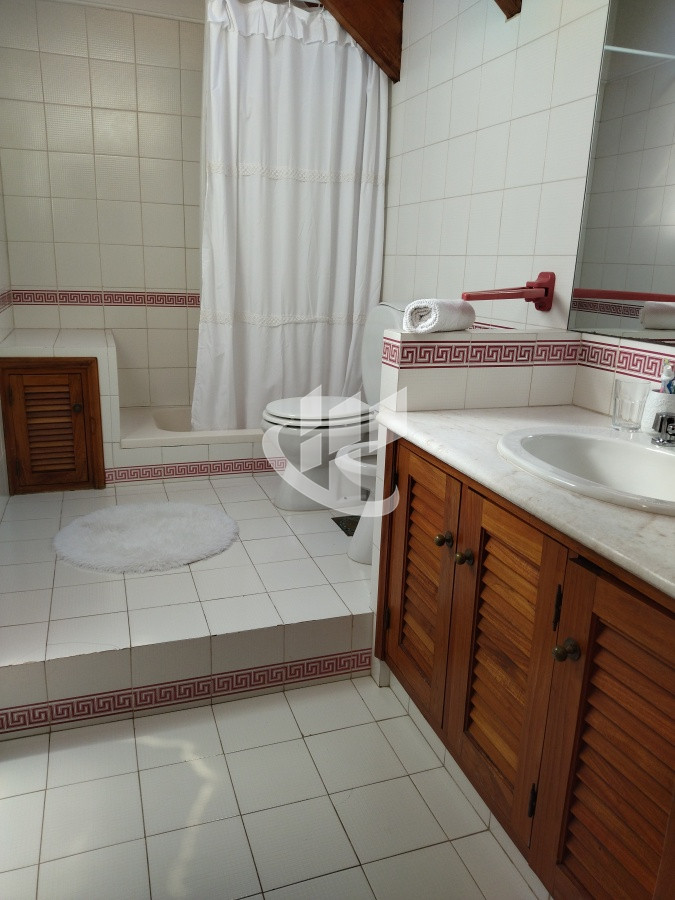 Casa ID.1250 - VENTA DE HERMOSA CASA 5 DORMITORIOS EN SUITE, A METROS DEL MAR.
