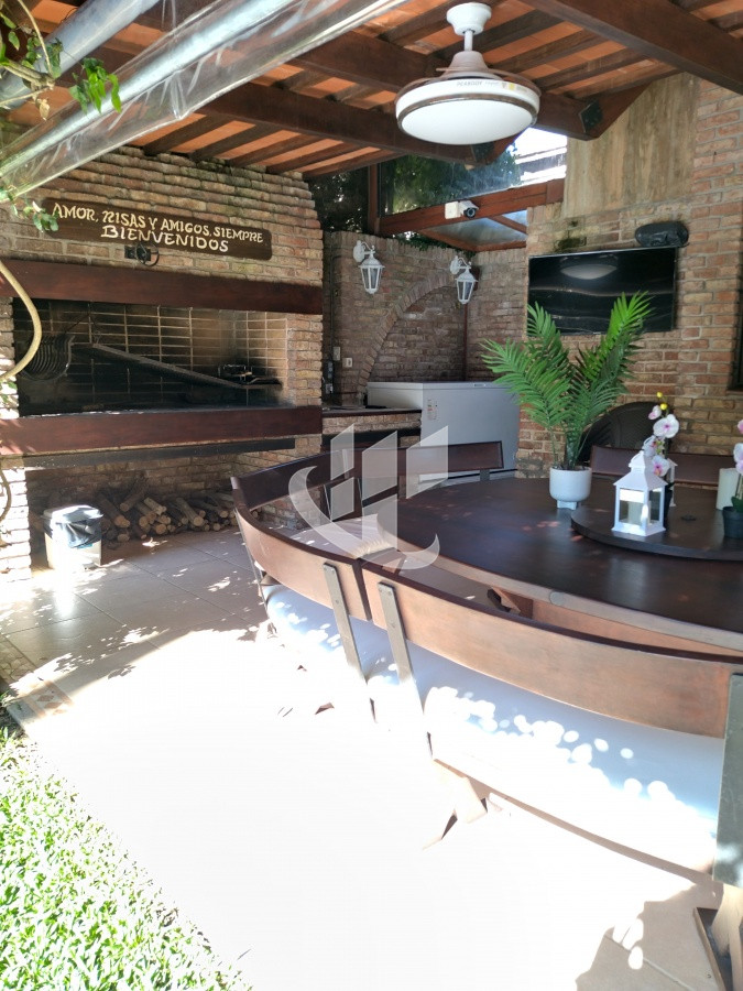 Casa ID.1250 - VENTA DE HERMOSA CASA 5 DORMITORIOS EN SUITE, A METROS DEL MAR.