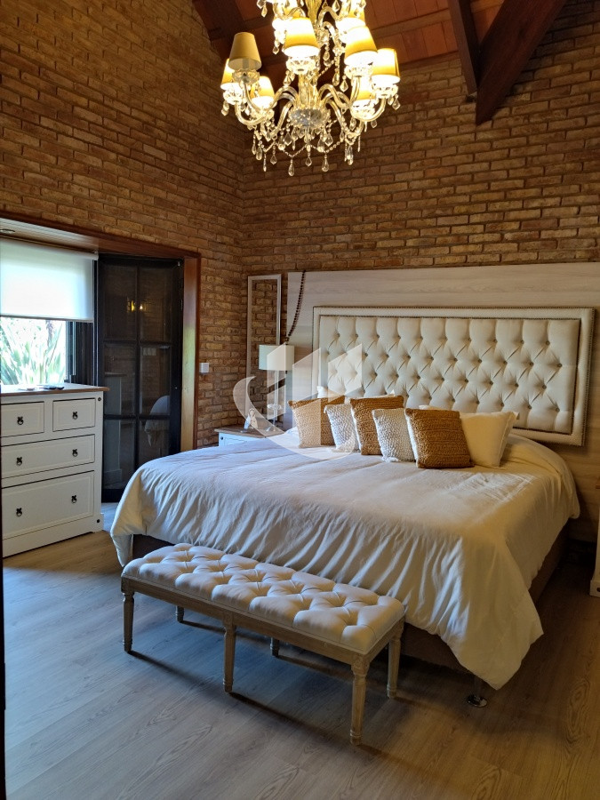Casa ID.1250 - VENTA DE HERMOSA CASA 5 DORMITORIOS EN SUITE, A METROS DEL MAR.