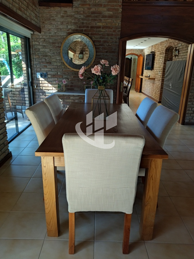 Casa ID.1250 - VENTA DE HERMOSA CASA 5 DORMITORIOS EN SUITE, A METROS DEL MAR.