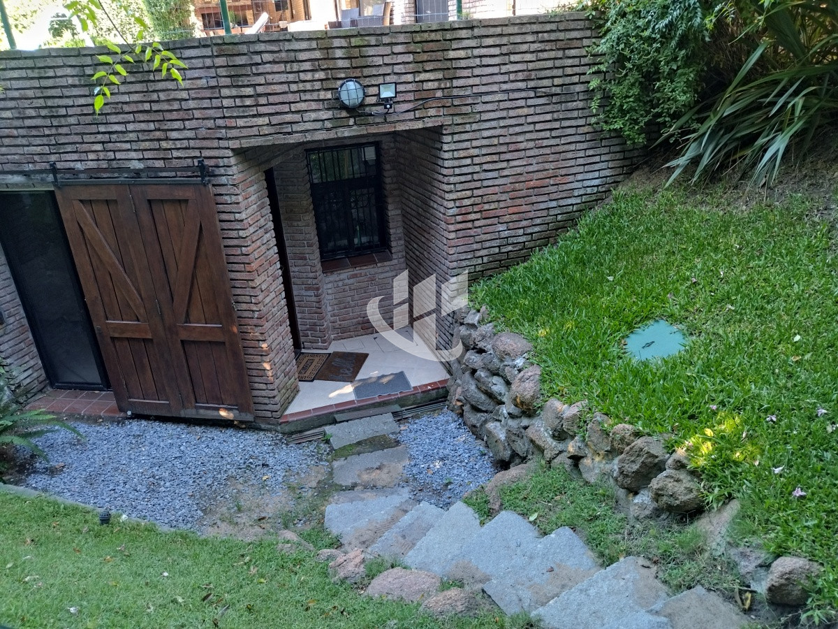 Casa ID.1250 - VENTA DE HERMOSA CASA 5 DORMITORIOS EN SUITE, A METROS DEL MAR.