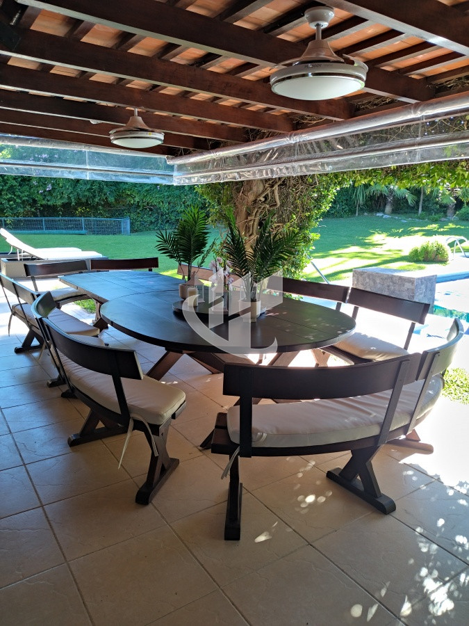 Casa ID.1250 - VENTA DE HERMOSA CASA 5 DORMITORIOS EN SUITE, A METROS DEL MAR.
